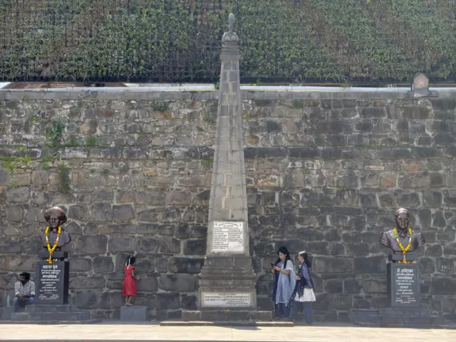 बिंदू चौकात आता अशा प्रकारचं स्मारक तयार केलं आहे.