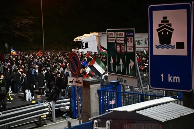 Propalestinski demonstranti kreću se ka naplatnoj rampi na autoputu A7 u Đenovi, nakon što su blokirali dva ulaza u luku Đenova dok učestvuju u protestu podrške palestinskom narodu i Globalnoj Sumud flotili (GSF) nakon što je izraelska mornarica presrela brodove GSF-a