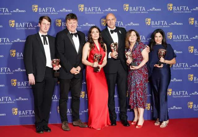 (Soldan sağa) Ben De Pear, Ramita Navai, Karim Shah, Melanie Quigley ve Menna Hijazi BAFTA ödüllerini tutuyor