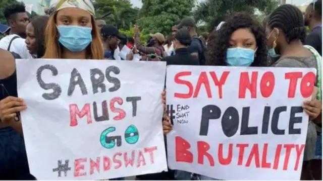 Aworan awọn ọdọbinrin meji to gbe akọle to n sọ nipa fifi opin si ẹka ọlọpaa SARS, dani. Awọn akẹgbẹ wọn miran wa lẹyin wọn ninu aworan naa pẹlu.