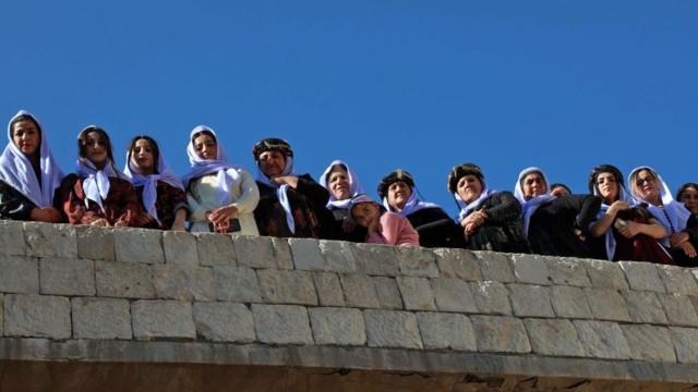 نساء يحضرن مراسم داء القسم في معبد لالش، في 18 نوفمبر/تشرين الثاني 2020.