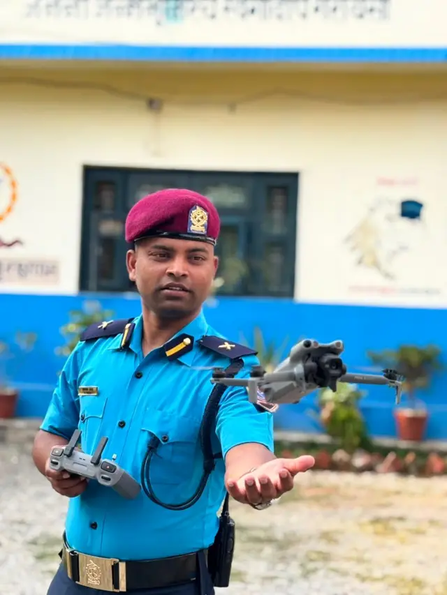ड्रोन सञ्चालन गर्दै एक जना प्रहरी अधिकारी