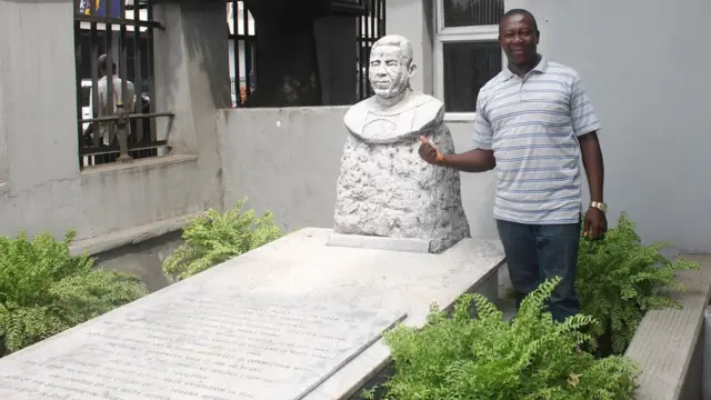 Aworan Iboji ti wọ́n si Samuel Ajayi Crowther si