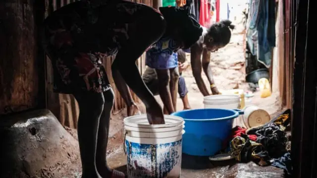 16 yaşında üç aylık hamile Linet (Solda), Kenya'da her yıl hamile kalan binlerce kız çocuğundan biri