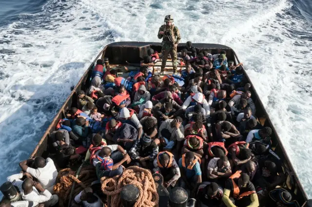 నౌకలో శరణార్థులు