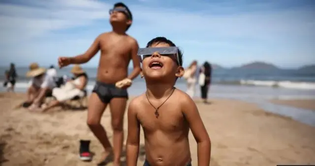 मैक्सिको के बीच पर बच्चे