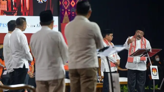 Debat kedua Pilkada Jakarta mengangkat tema ekonomi dan kesejahteraan sosial yang dibagi atas enam subtema.