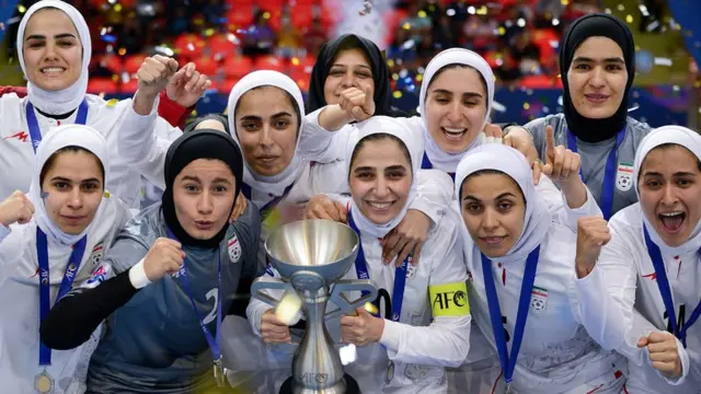 همین یک ماه پیش سه تن از بهترین بازیکنان تیم فوتسال زنان، به دلیل اعتراضشان به عدم دریافت پاداش قهرمانی آسیا پس از گذشت یکسال، به دور جدید تمرینات تیم ملی دعوت نشدند