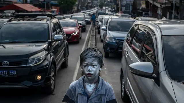 ઇન્ડોનેશિયાના ડેપોક શહેરની શેરીમાં ફરતા આઠ વર્ષના છોકરાની તસવીર પરથી ખ્યાલ આવે છે કે તેનું આખું શરીર ઝેરી મેટાલિક રંગે રંગાઈ ગયું છે