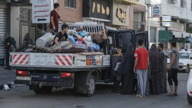 加沙城內一群巴勒斯坦人將家當裝滿皮卡凖備撤離（13/10/2023）