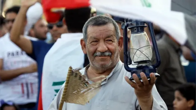 يشكو المحتجون من نقص الخدمات وخاصة الانقطاع المتكرر للكهرباء