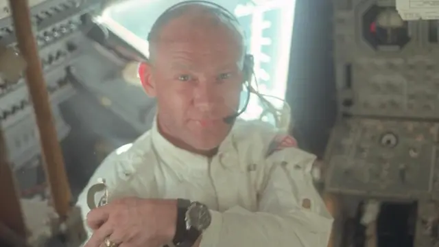 Базз Олдрин был вторым человеком на Луне и первым, кому удалось выпить там вина