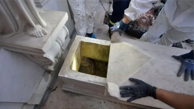 Відкриті могили