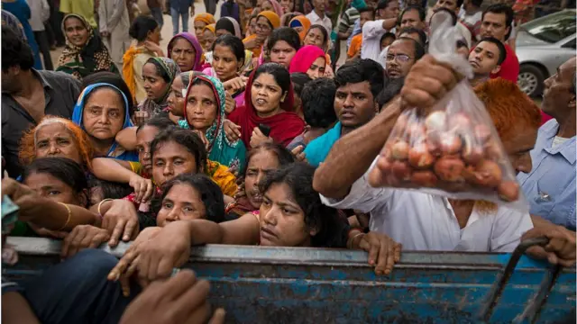 টিসিবি'র দোকানে মানুষের ভিড়