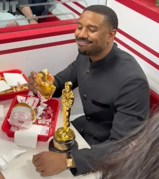 Michael B Jordan arimo kurya 'burger'
