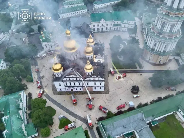 Пожежники гасять пожежу у Лаврі 