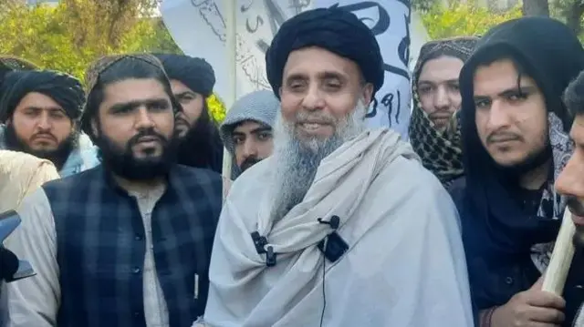 جلال آباد میں خان محمد نے میڈیا سے بات کی