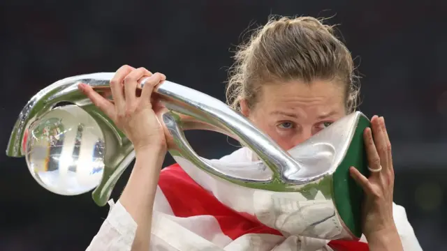 A jogadora inglesa Ellen White beija o troféu dos campeões da Euro 2022