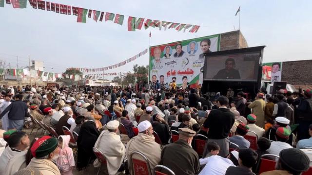 نامزدهای عمران خان به جای حضور فیزیکی در تجمعات سخنرانی ویدیویی کرده‌اند - بسیاری یا مخفی شده‌اند یا ترک سیاست کرده‌اند