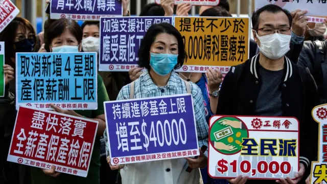 立法会外有政党示威,要求政府进一步加强对基层工人的援助。