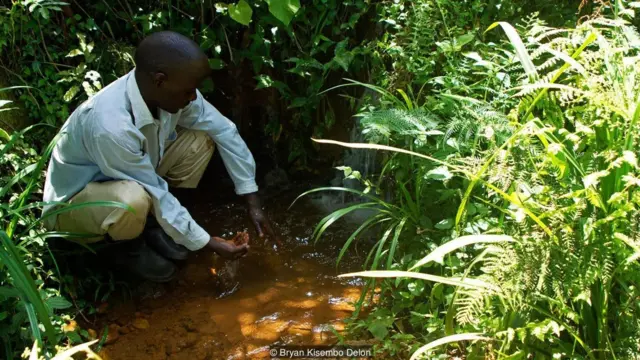 penjaga roh piton, uganda