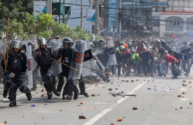 Policija u opremi za razbijanje demonstracija se povlači pred demonstrantima