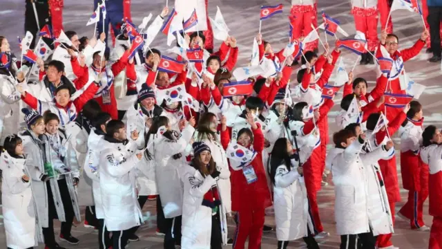강원도 평창올림픽스타디움 열린 2018 평창올림픽 폐회식에서 대한민국 선수단과 북한 선수단이 나란히 입장하고 있다