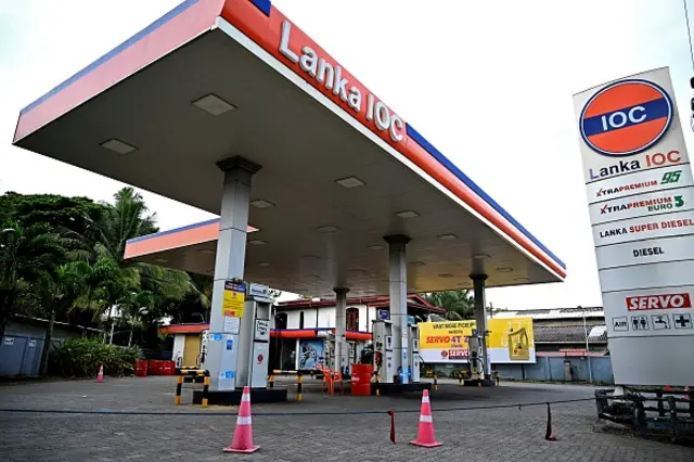 ඉන්දියානු IOC සමාගමට තෙල් පිරවුම් හල් 200 කට වැඩි සංඛ්‍යාවක් සහ ත්‍රිකුණාමල තෙල් ගබඩා සංකීර්ණය අවුරුදු 20කට බදු දීමට කටයුතු කිරීමත් සමග ඛනිජතෙල් සංස්ථාව සතු ඒකාධිකාරය යම් ප්‍රමාණයකට අහිමි විය.