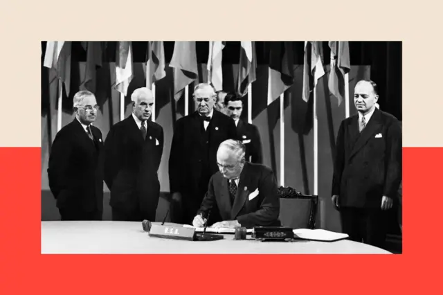 Tổng thống Truman theo dõi khi một đại diện của Mỹ ký Hiến chương Liên Hợp Quốc vào năm 1945