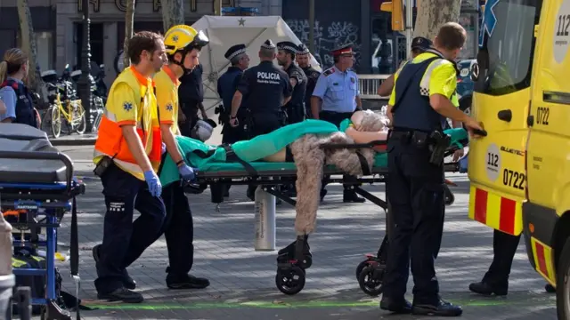 Uno de los heridos trasladado en una camilla.