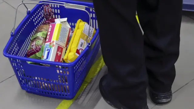 Покупатель в продуктовом дискаунтере "365+"