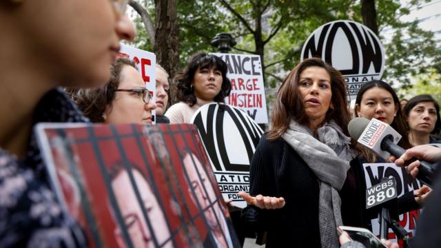 Una protesta contra la decisión del fiscal de Nueva York de no presentar cargos contra Weinstein.