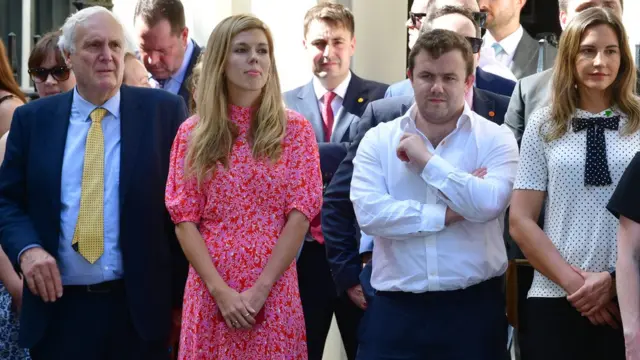 约翰逊在唐宁街外发表就职演说，西蒙兹站在一旁静观