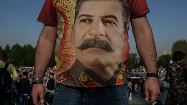 Человек в футболке со Сталиным