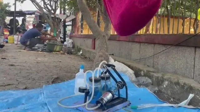 ચાની લારી ચલાવવા થયા મજબૂર