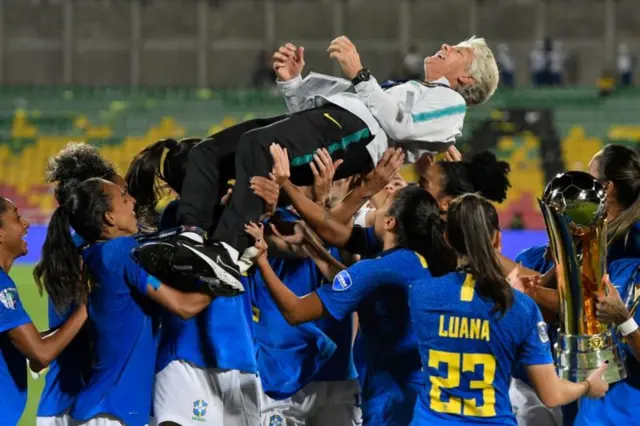 Pia Sundhage sendo jogada para o alto por jogadoras brasileiras