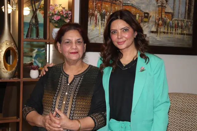 ਸਤਿੰਦਰ ਸੱਤੀ ਆਪਣੀ ਮਾਂ ਨਾਲ