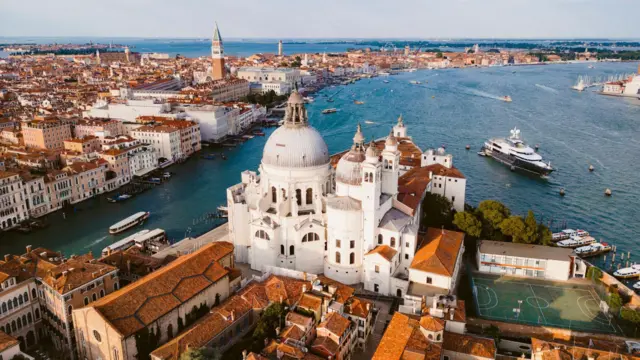 நீரில் மிதக்கும் வெனிஸ் நகரம் கட்டமைக்கப்பட்டது எப்படி? கட்டடக் கலை வரலாறு