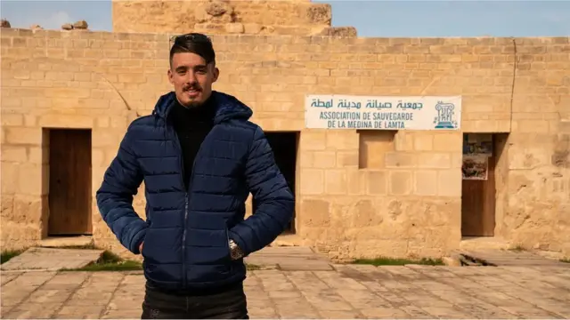 Khairi Sassi tient un petit magasin de bsissa avec sa famille.