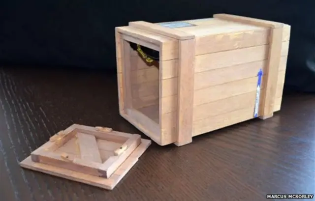 صندوق مماثل لذلك الذي شحن فيه سبيرز نفسه