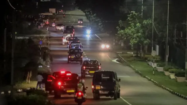 राजपक्ष कोलम्बोस्थित अन्तर्राष्ट्रिय विमानस्थलबाट बाहिर निस्किँदा उनलाई सुरक्षा दिइएको थियो