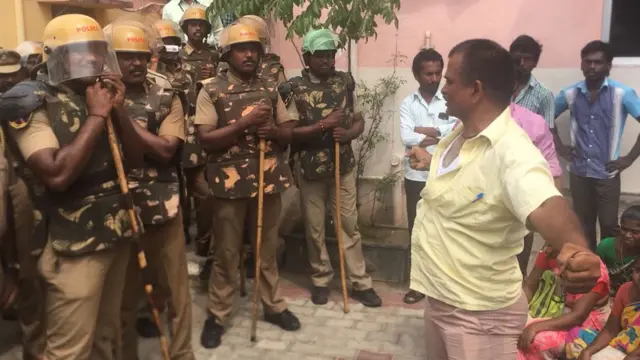 రాళ్లు రువ్వుతున్న నిరసనకారులను అదుపుచేయడానికి చేసిన ప్రయత్నాల్లో భాగంగా కాల్పులు జరపాల్సి వచ్చిందని తమిళనాడు పోలీసు డైరెక్టర్ జనరల్ టీకే రాజేంద్రన్ తెలిపారు.