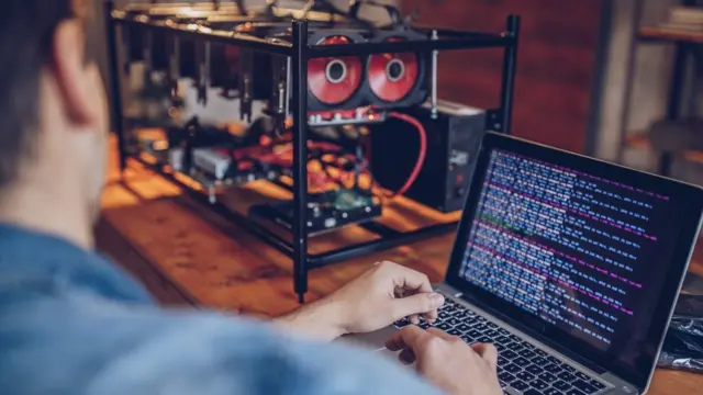 هکران د ډیجیتلي پیسو ترلاسه کولو لپاره له قوي کمپیوټرونو کار اخلي. دوی د نورو خلکو د کمپیوټر تېزوالی غلا کوي