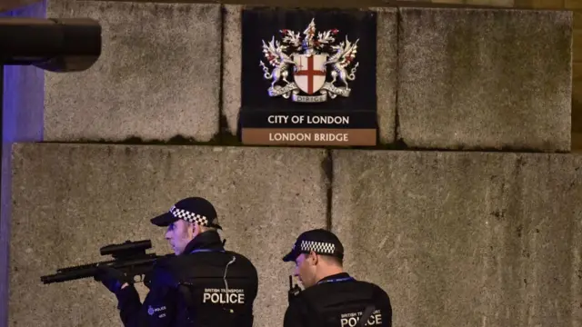 London Bridge'deki silahlı polisler