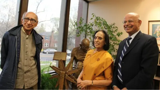 નટવર ગાંધી અને પન્ના નાયક નારાયણ દેસાઈ સાથે