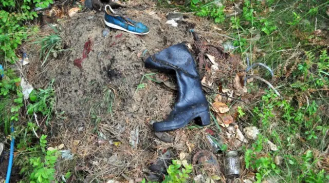 Војни прибор помешан са свакодневним отпадом. „Били су неколико километара од најближих села и највећих гарнизона", каже Кијаршис