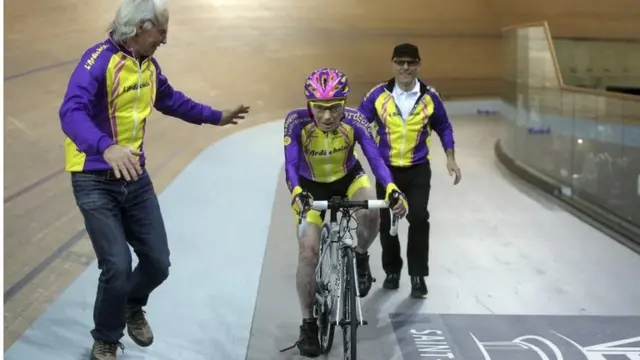 Robert Marchand, de 105 años de edad, manejando su bicicleta en el velódromo nacional de Francia.