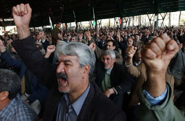 حشود من المصلين