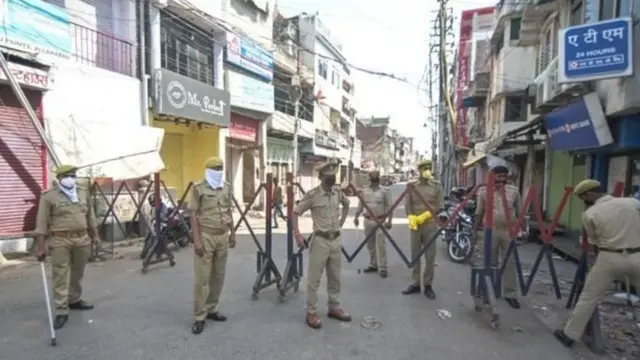 উত্তর প্রদেশের একটি শহরে তাবলিগ জামাতে অংশ নেওয়া লোকদের খুঁজে বের করতে পুলিশের অভিযান।