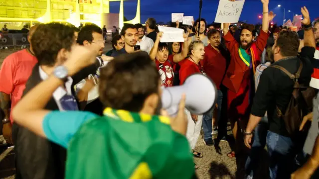 Manifestantes pedem sa[idajogo da roleta como funcionaTemer, defronte do Pal[acio do Alvorada